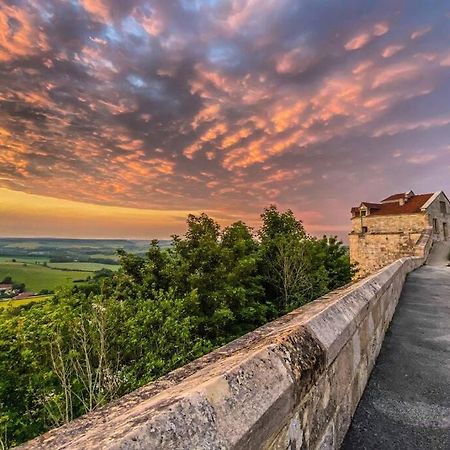 Le Petit Cloitre Lägenhet Langres Exteriör bild